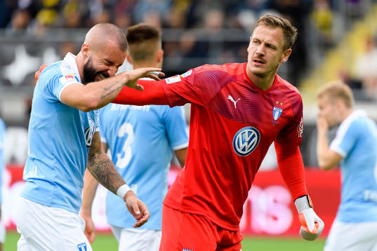 Malmö FFs Guillermo Molins klappas om av Johan Dahlin