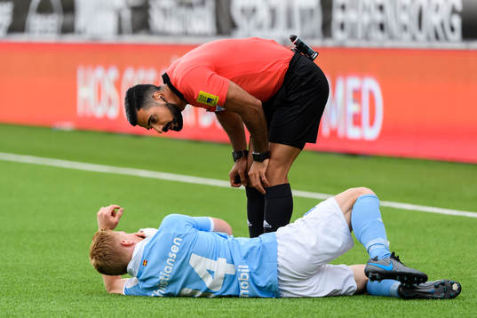 Domare Mohammed Al-Hakim pratar med Malmö FFs Anders