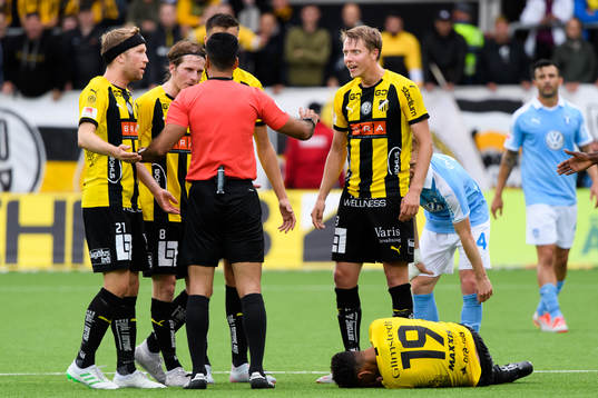 Domare Mohammed Al-Hakim pratar med Häckenspelarna