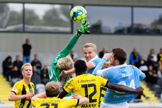 Oroligt framför Häckens målvakt Peter Abrahamssonn