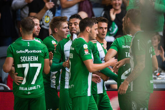 Hammarbys Alexander Kacaniklic jublar med lagkamrater