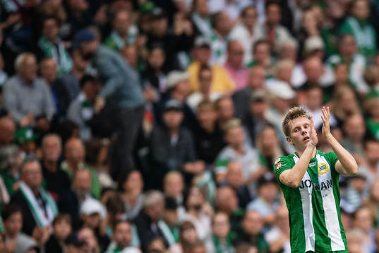 Hammarbys Aron Johannsson tackar publiken när han blir