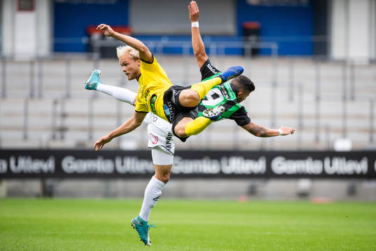 Mjällbys Viktor Gustafson och GAIS Paulo Marcelo