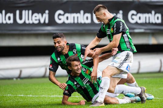 GAIS Måns Saebbö jublar med Paulo Marcelo och Leonard