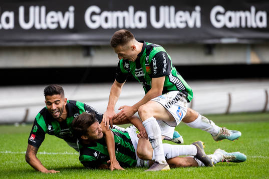GAIS Måns Saebbö jublar ihop med Paulo Marcelo och