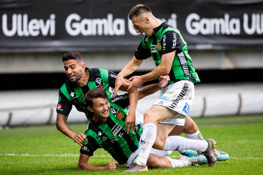 GAIS Måns Saebbö jublar ihop med Paulo Marcelo och