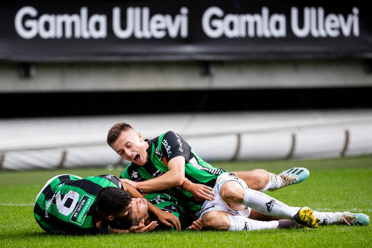GAIS Måns Saebbö jublar ihop med Paulo Marcelo och