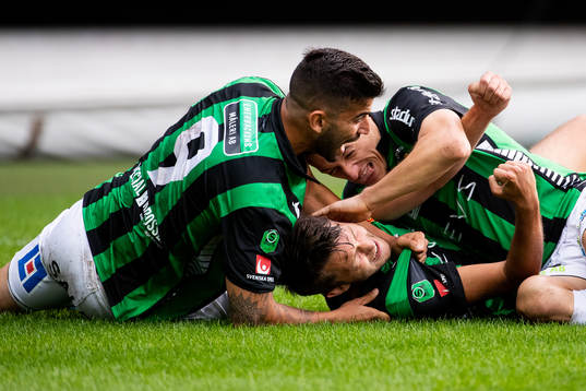 GAIS Måns Saebbö jublar ihop med Paulo Marcelo och