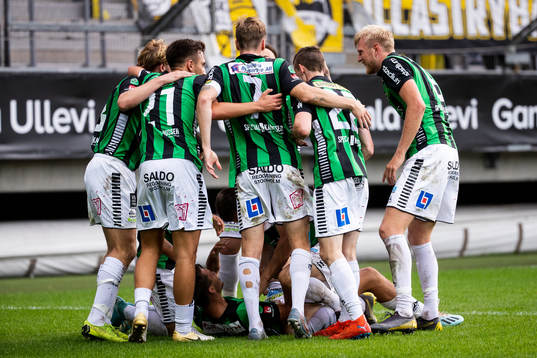 GAIS Måns Saebbö jublar ihop med lagkamrater