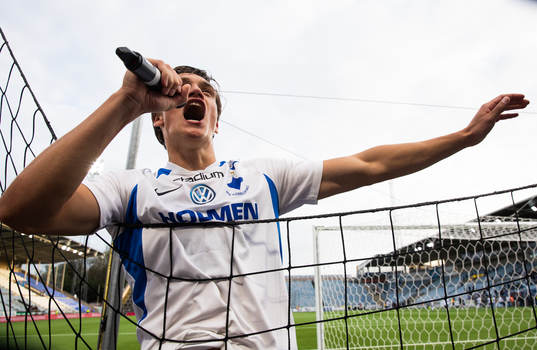 IFK Norrköpings Rasmus Lauritsen sjunger för supportrarna