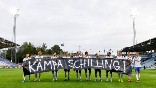Supporter stöttas
