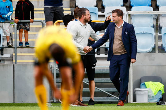 Elfsborgs Frederik Holst deppar i oskärpan medan manager