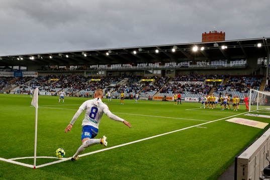 IFK Norrköpings Gudmundur Thórarinsson slår en hörna