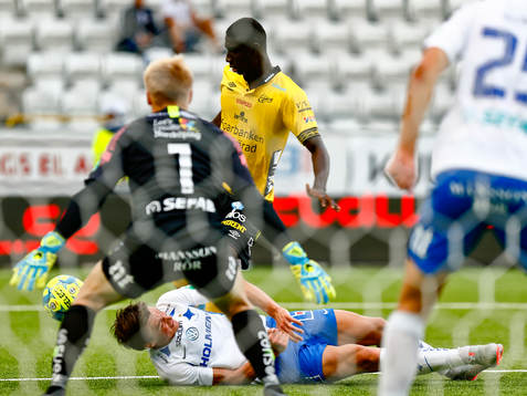 Elfsborgs Marokhy Ndione och liggande IFK Norrköpings