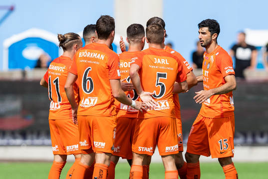 AFC Eskilstunas Kadir Hodzic jublar med lagkamrater