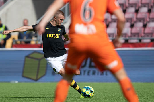 s Rasmus Lindkvist skjuter