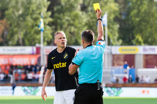 s Kolbeinn Sigthorsson varnas av domare Joakim Amri Nilsson