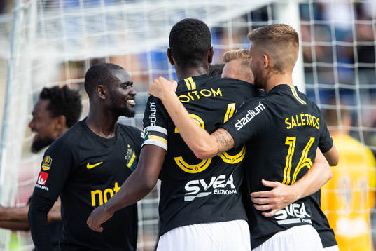 s Henok Goitom och Anton Salétros Sebastian Larsson som