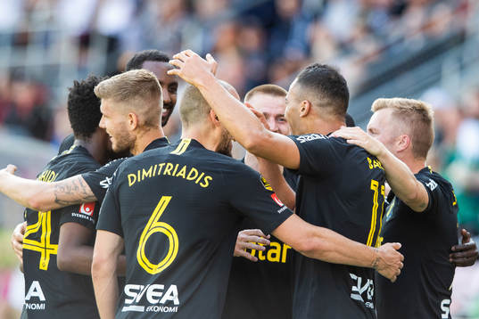 s Nabil Bahoui jublar med lagkamrater