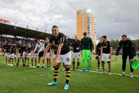 s Nabil Bahoui jublar framför truppen