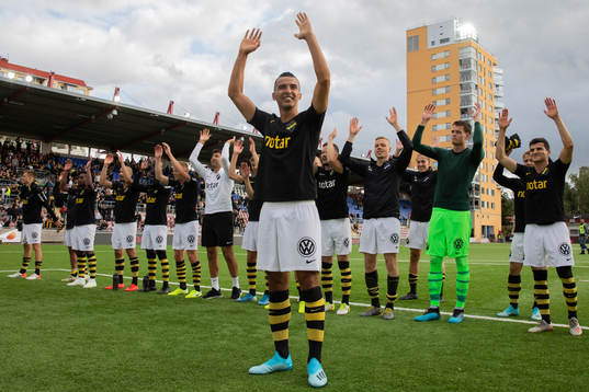 s Nabil Bahoui jublar framför truppen