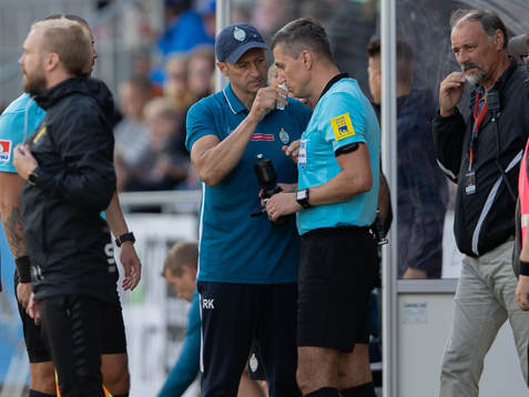 Domare Bojan Pandzic bytte ut sig själv till fjärdedomare