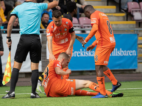 AFC Eskilstunas Adnan Catic skadad och blöder i