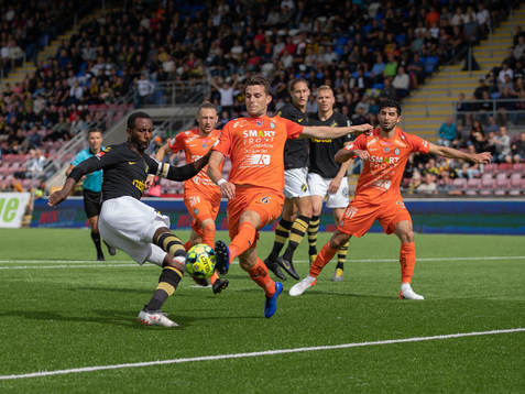 s Henok Goitom  och AFC Eskilstunas Jesper Björkman