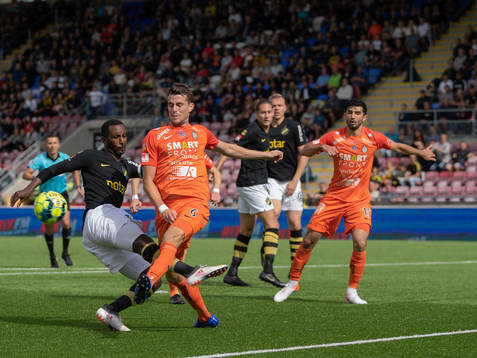 s Henok Goitom  och AFC Eskilstunas Jesper Björkman