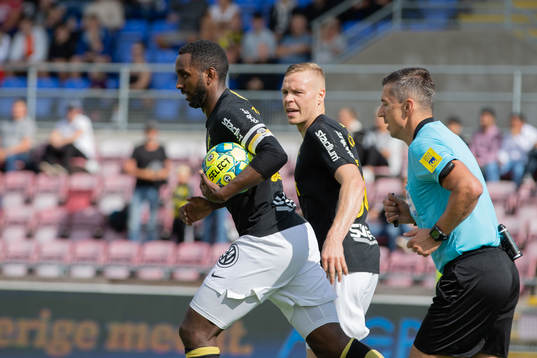 s Henok Goitom  med bollen