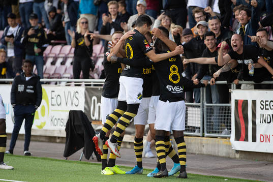 s Nabil Bahoui har gjort 1-4 målet och jublar framför