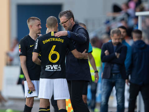 s tränare Rikard Norling pratar med Panajotis Dimitriadis