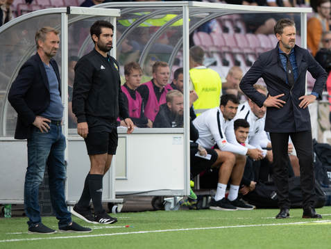 s tränare Rikard Norling på samma bild som  AFC