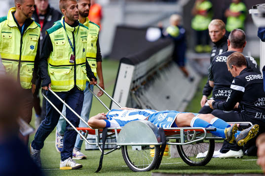 IFK Göteborgs Rasmus Wikström lämnar planen på bår