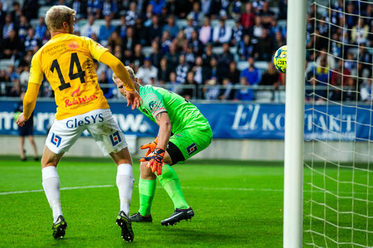 IFK Göteborgs Robin Söder, ej i bild, gör 1-1 bakom
