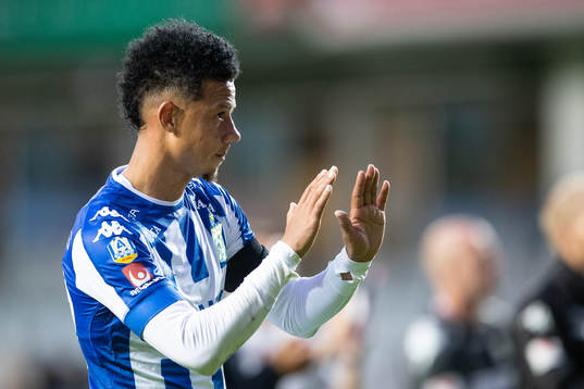 IFK Göteborgs Tobias Sana tackar klacken