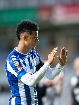 IFK Göteborgs Tobias Sana tackar klacken