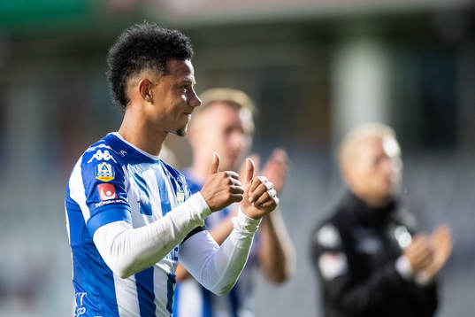 IFK Göteborgs Tobias Sana tackar klacken