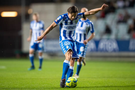 IFK Göteborgs Lasse Vibe skjuter ett skott