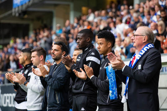 IFK Göteborgs ledare och spelare hedrar tidigare IFK