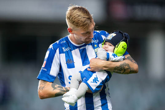 IFK Göteborgs Sebastian Eriksson med sin dotter