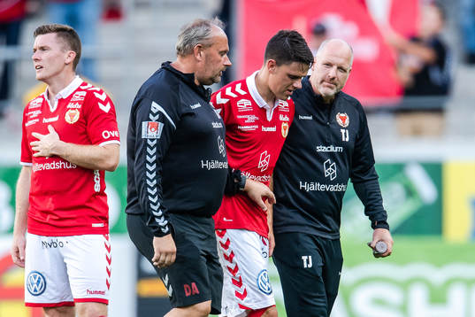 Kalmars Samuel Adrian lämnar planen