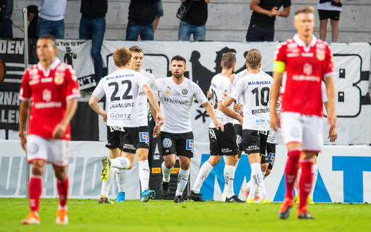 Örebros Carlos Strandberg jublar med lagkamrater