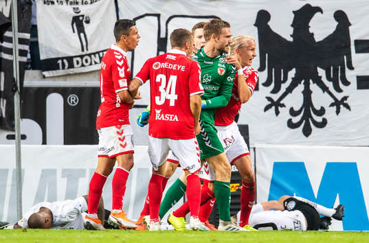 Kalmars målvakt Lucas Hägg-Johansson jublar