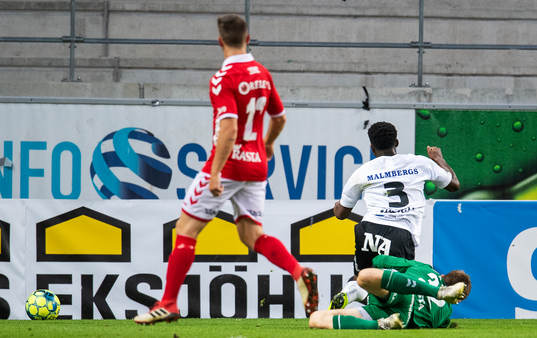 Kalmars målvakt Lucas Hägg-Johansson orsakar straff när