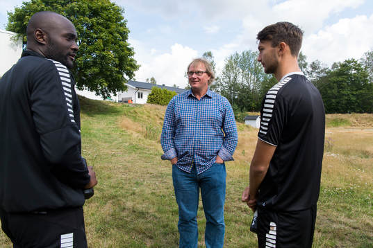 Gais ordförande Jonas Andersson hälsar på Boris Lumbana