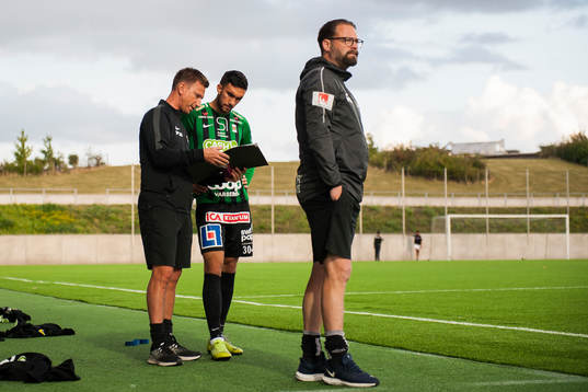 Varbergs tränare Fredrik Danielsson instruerar Daniel