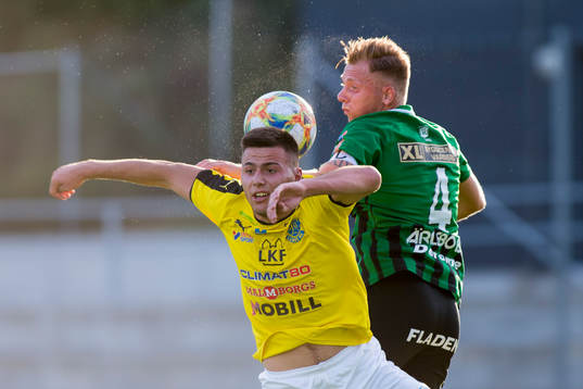 Lunds Dardan Aliti i nickduell mot Varnergs Jesper Modig