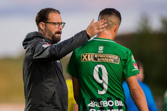 Varbergs tränare Joakim Persson tackar Astrit Seljamni