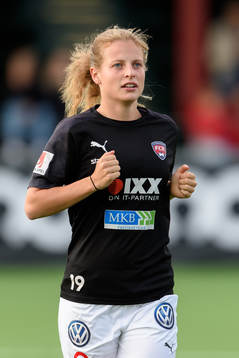 Rosengårds Anna Anvegård innan fotbollsmatchen i